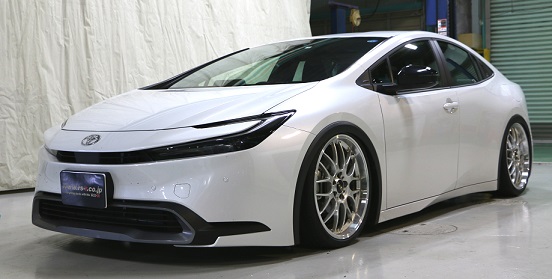 新型プリウスを迫力ローダウン！！ 車高調 『 Black☆i
